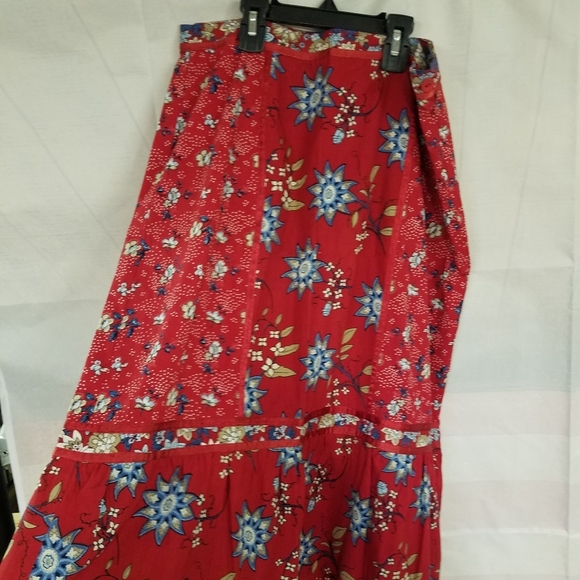 Rhythm Blue Dresses & Skirts - Rhythm Blue Red Floral Skirt Medium Side Clousure